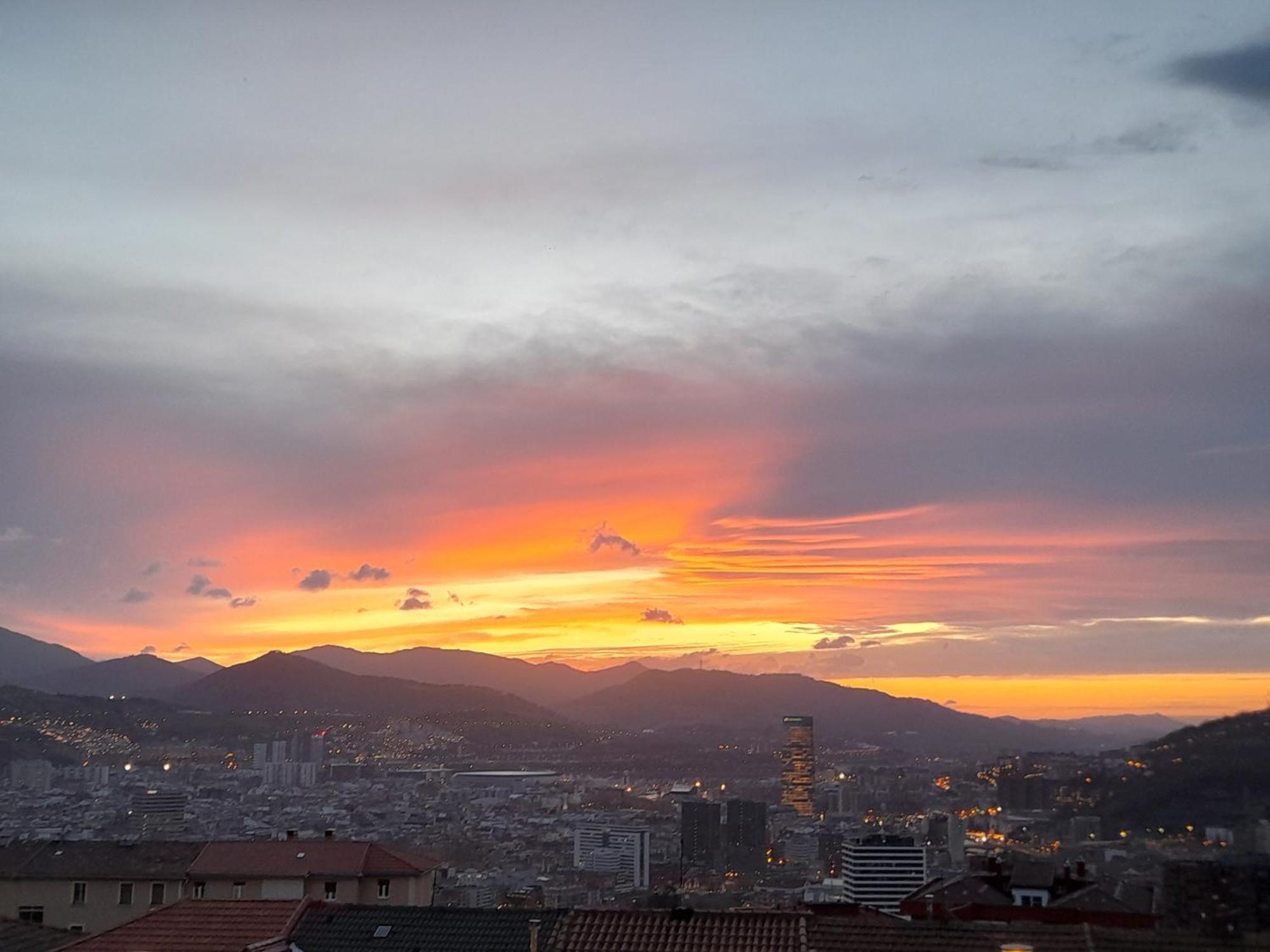 Calida Estancia Descubre La Ciudad Bilbao Bagian luar foto
